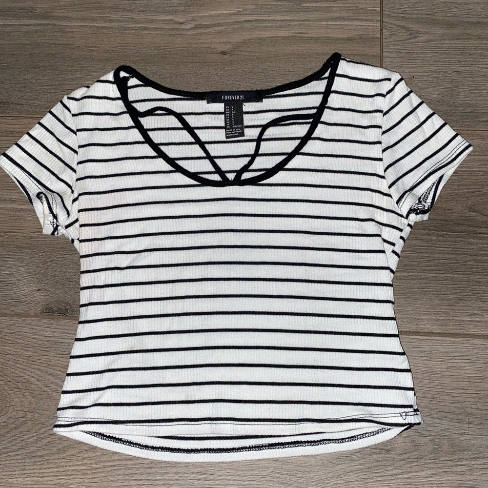 Forever 21 black and white short sleeved crop top